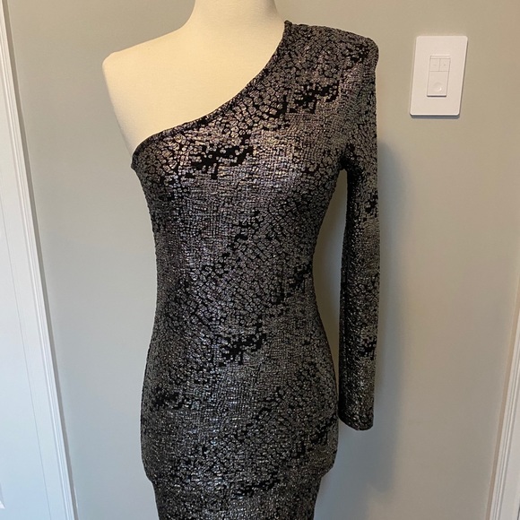 Issue one shoulder dress size small. Like new - Picture 2 of 4
